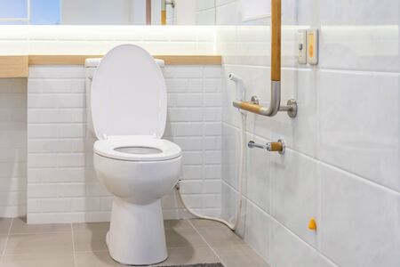 Faible encombrement de la douchette WC