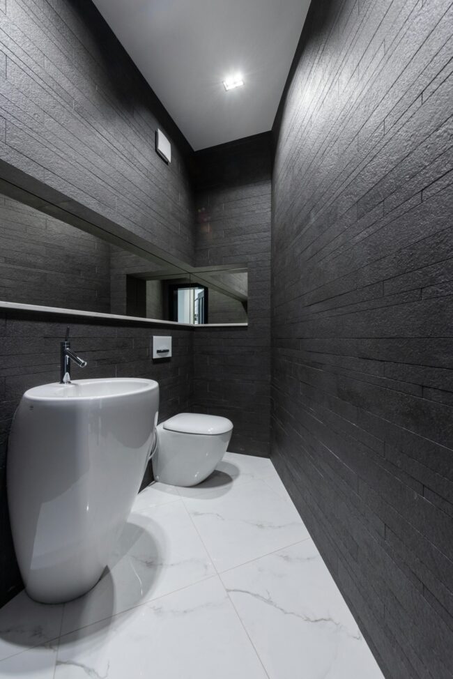 pexels-max-vakhtbovycn-6283959 Installation pack wc : faut-il doubler du placo ou utiliser des panneaux de construction en XPS ?